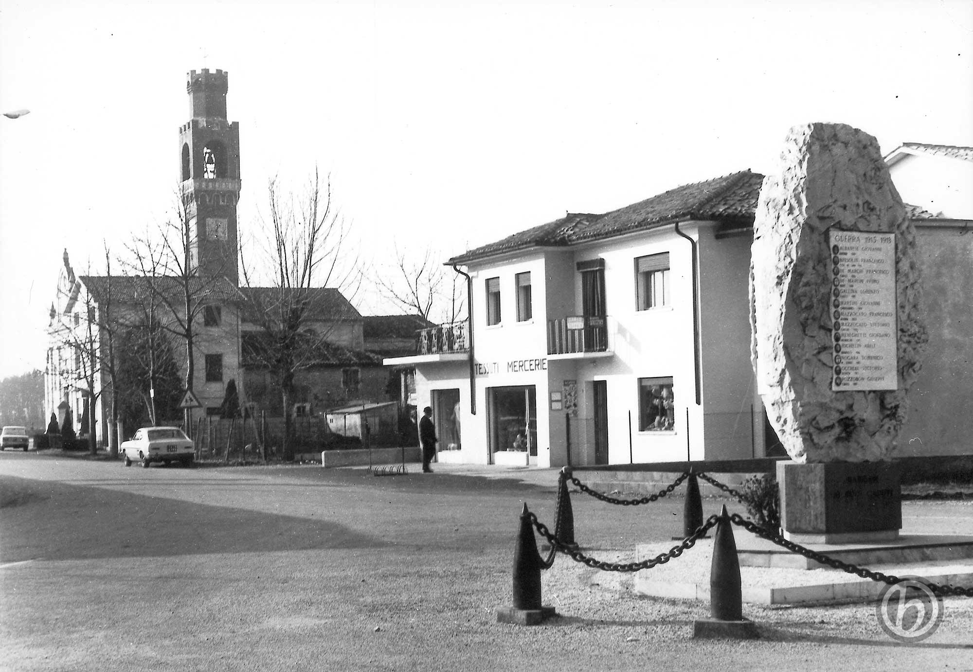 Foto Marino Binotto - Via Stazione: in primo piano il Monumento ai Caduti