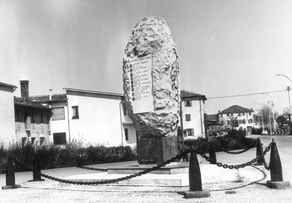 Foto Marino Binotto - Piazza Pola: il Monumento ai Caduti visto da sud, nella collocazione originaria nel centro di Piazza Pola