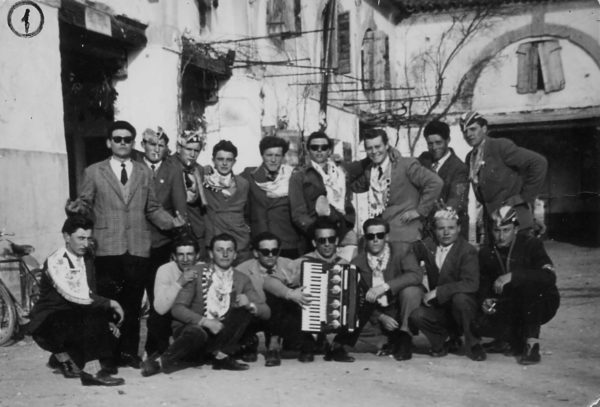 Foto Mario Soligo - 1956: foto dei coscritti della classe del 1936 in piazza Cavour. (E viva la classe del 1936)