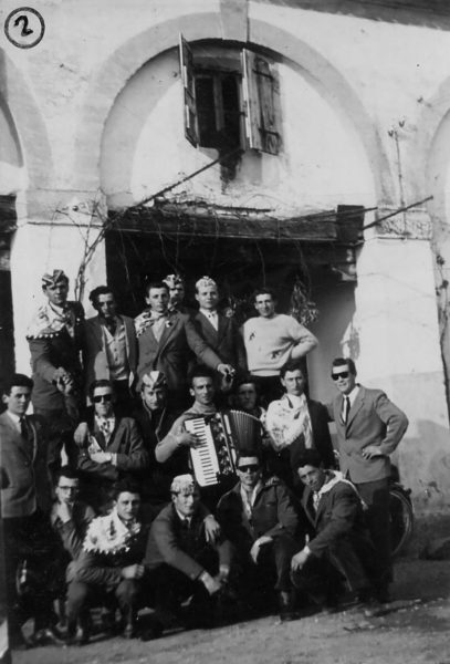 Foto Mario Soligo - 1956: foto dei coscritti della classe del 1936 in piazza Cavour. (Queste semenze sono nate nel 1936 e sono germogliate nel 1956)