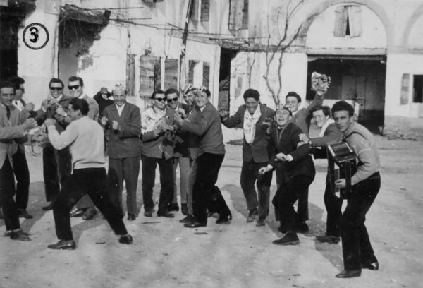 Foto Mario Soligo - 1956: foto dei coscritti della classe del 1936 in piazza Cavour. (Come tutti sappiamo che la corrente elettrica e una corrente forte, guai a chi tocca il 36 perché sarà pericolo di morte)