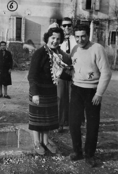 Foto Mario Soligo - 1956: foto dei coscritti della classe del 1936 in piazza Cavour. (Come tutti sappiamo che la corrente elettrica e una corrente forte, guai a chi tocca il 36 perché sarà pericolo di morte)