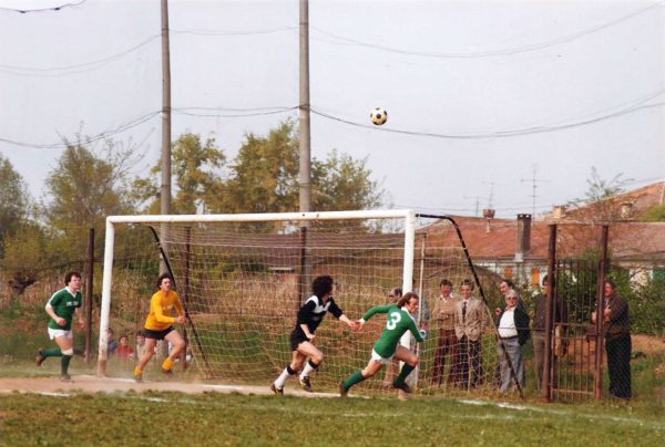 Foto Maurizio Soligo - Anni '80. La squadra di calcio di Barcon che militava in 3^ categoria