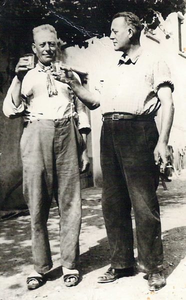 Foto Maurizio Soligo - Anni '50: brindisi tra fratelli