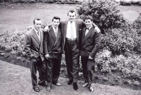 Foto Mazzoccato-Trinca - 1960 ca: Paolo con gli amici nei giardini di Melbourne (Australia)