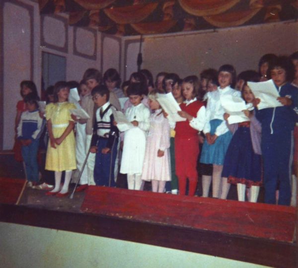 Foto Nerina Pinarello - Rappresentazione delle classi elementari alla sala teatrale di Barcon