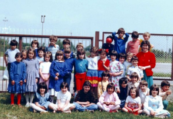 Foto Nerina Pinarello - La maestra Nerina con la classe 1975 ed una classe di Albaredo in visita a Barcon