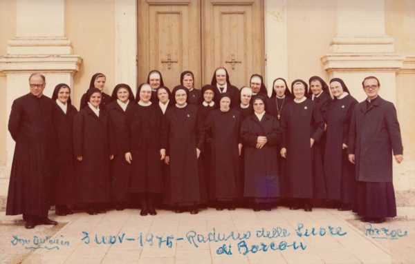 Foto Famiglia Pagnan-Tempesta - 3 novembre 1975: i preti e le suore di Barcon