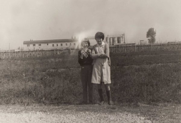 Foto Famiglia Pagnan-Tempesta - Foto di sorelle: sullo sfondo l'allevamento Pan Cristal.