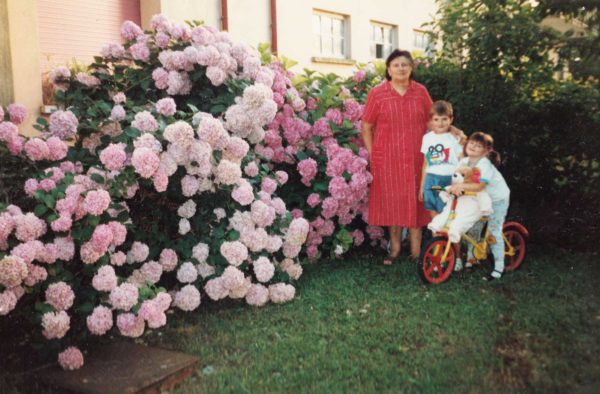 Foto Famiglia Pagnan-Tempesta - Nonna e nipoti in giardino