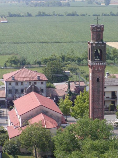 Foto Comune di Vedelago - 2006. Dettaglio dell'abside della chiesa parrocchiale, la torre campanaria e la canonica