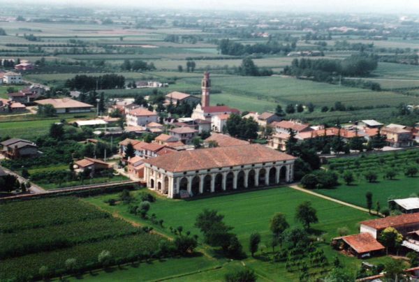 Foto Maurizio Soligo - Anni '90: foto aerea dell'area della Barchessa di Villa Pola