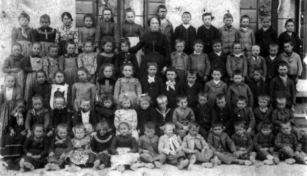 Anno scolastico 1903 - 1904 - Le classi I, II e III della scuola elementare Dante Alighieri di Barcon