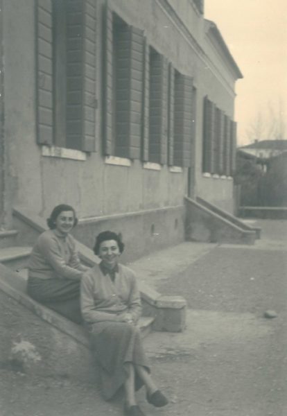 04-11-1956: Ebe Baldi e Liliana Castaldi (maestra a Vedelago) all’ingresso della scuola di Barcon