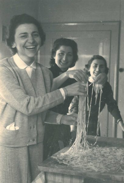 12-10-1956: Ebe Baldi, Angelina Poli (maestra a Barcon) e Liliana Castaldi (maestra a Vedelago) nell’appartamento di servizio alla scuola elementare