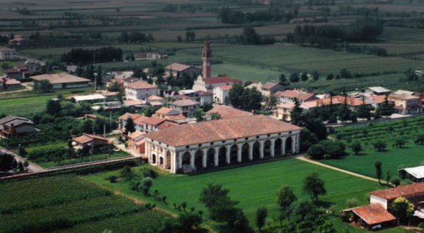 Foto Maurizio Soligo – Anni ’90: foto aerea dell’area della Barchessa di Villa Pola