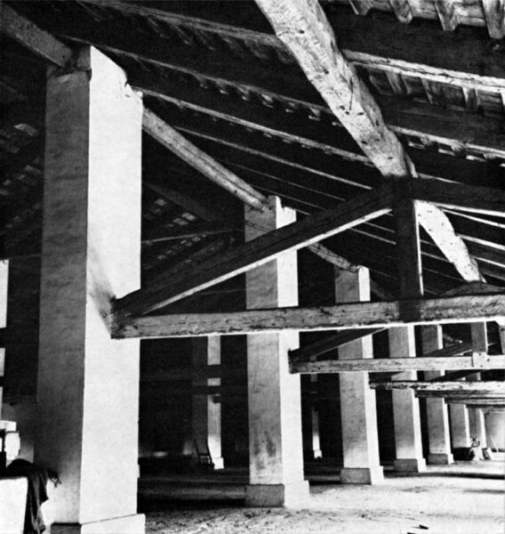 Le strutture che sostengono il tetto della Barchessa